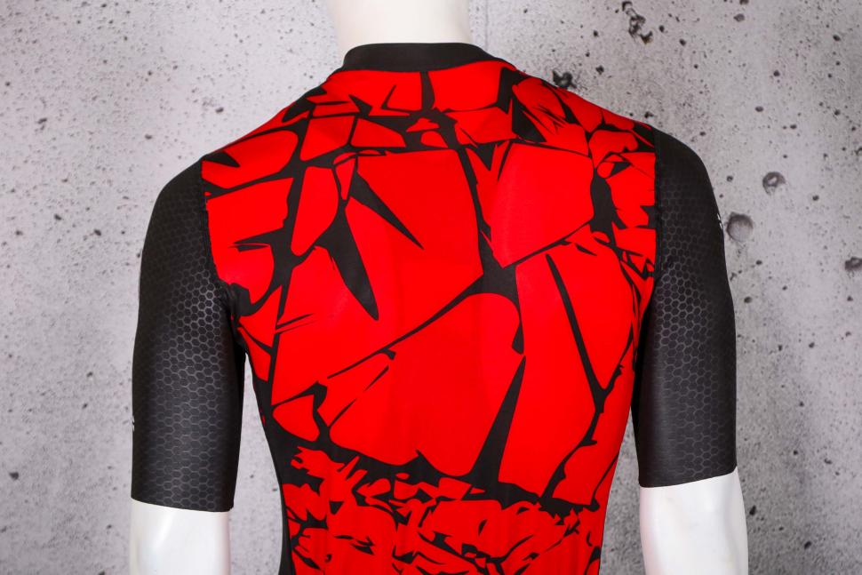 2023 Ekoi Summer Jersey Ekoi Outlast Marbre Red - shoulders.jpg