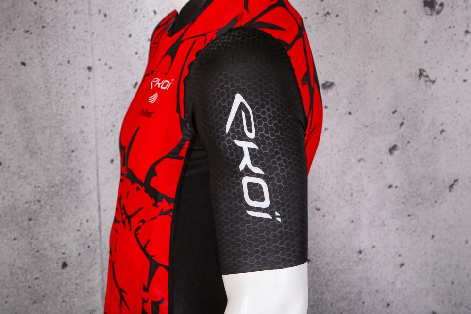 2023 Ekoi Summer Jersey Ekoi Outlast Marbre Red - sleeve logo.jpg