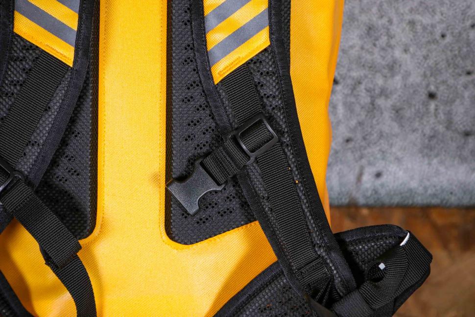 2023 ELOPS Cycling Backpack Speed 520 - chest strap.jpg