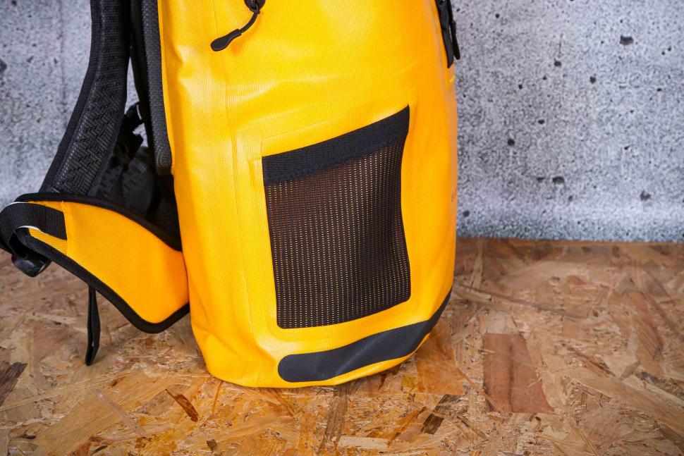 2023 ELOPS Cycling Backpack Speed 520 - mesh pocket.jpg