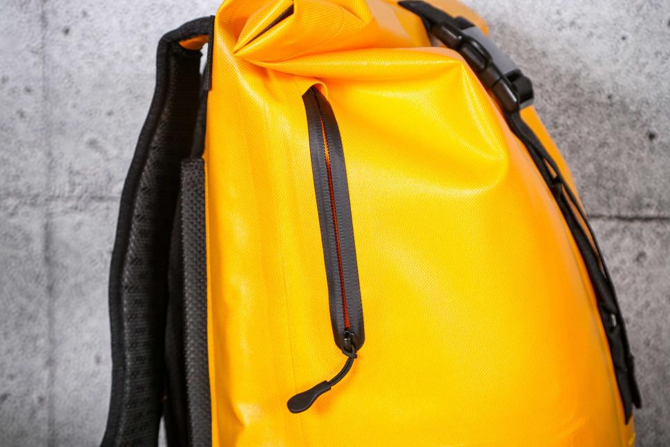 2023 ELOPS Cycling Backpack Speed 520 - pocket.jpg