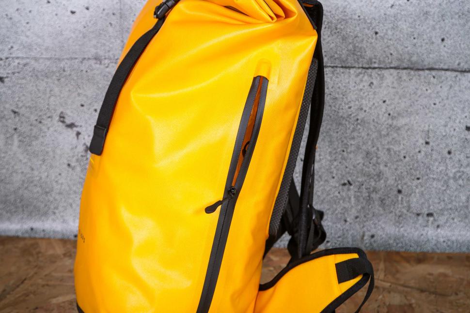 2023 ELOPS Cycling Backpack Speed 520 - side access.jpg
