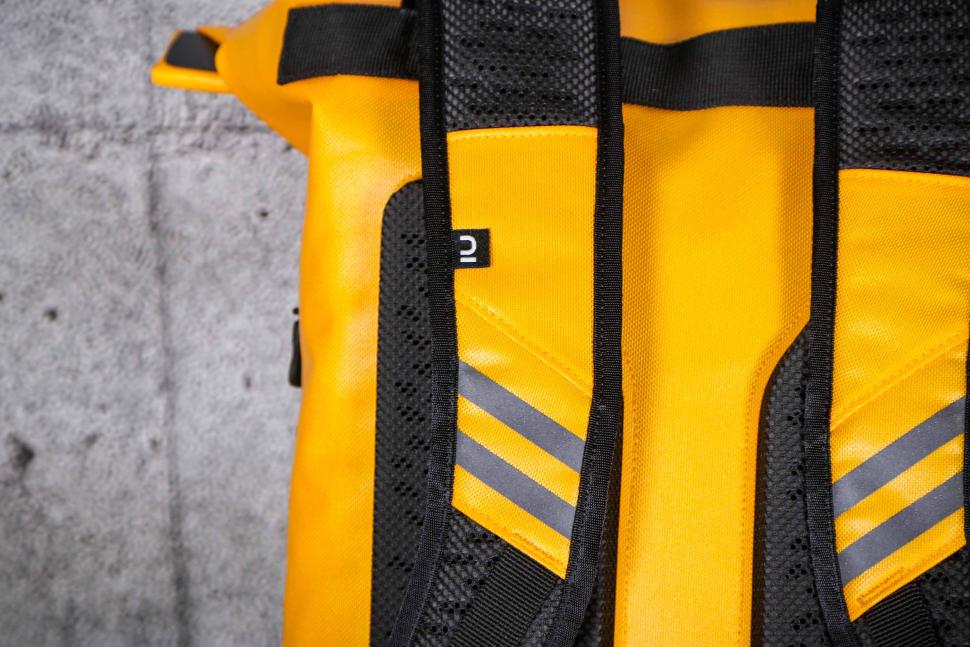 2023 ELOPS Cycling Backpack Speed 520 - strap detail.jpg