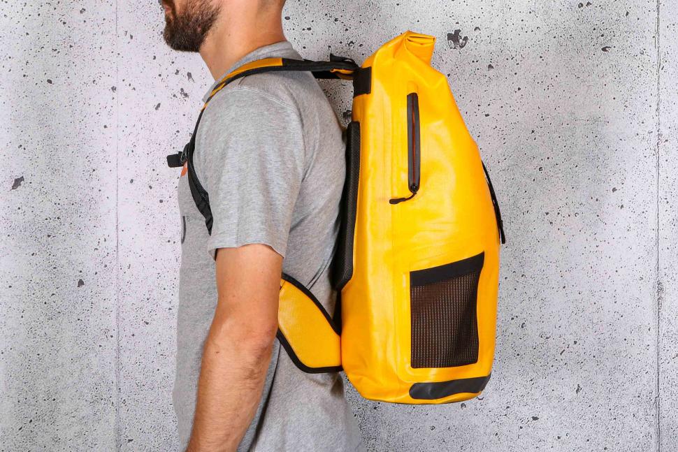2023 ELOPS Cycling Backpack Speed 520 - worn side 1.jpg