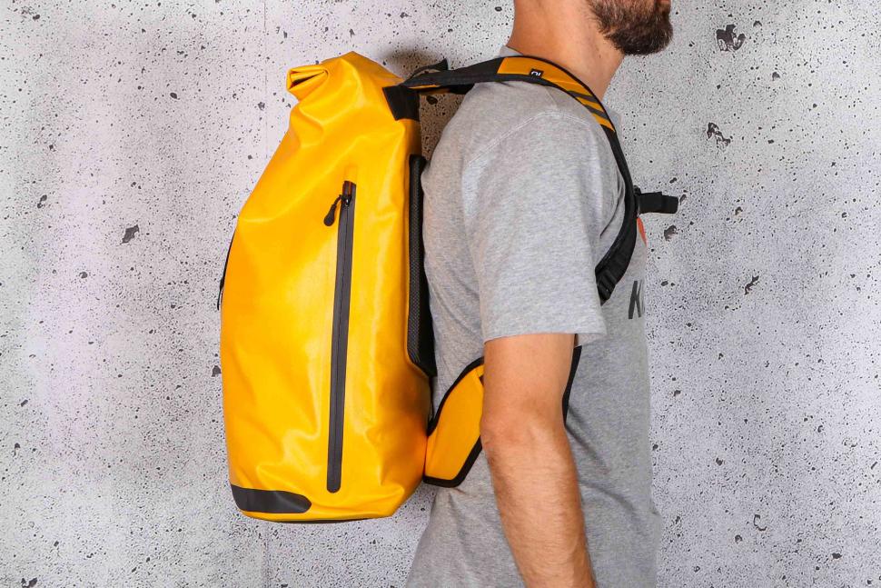 2023 ELOPS Cycling Backpack Speed 520 - worn side 2.jpg