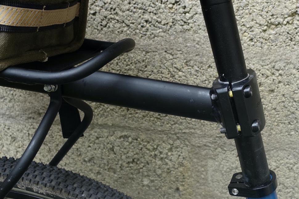 2023 ELOPS Seat Post Pannier Rack 500 close up.JPG