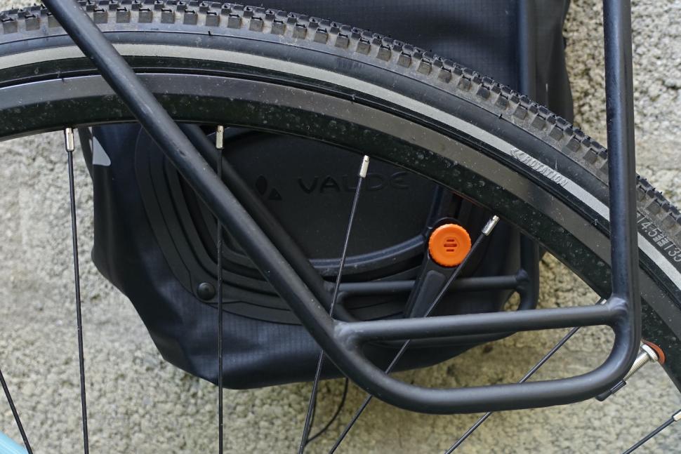 2023 Elops Seat Post Pannier Rack 500 pannier clip 2.JPG