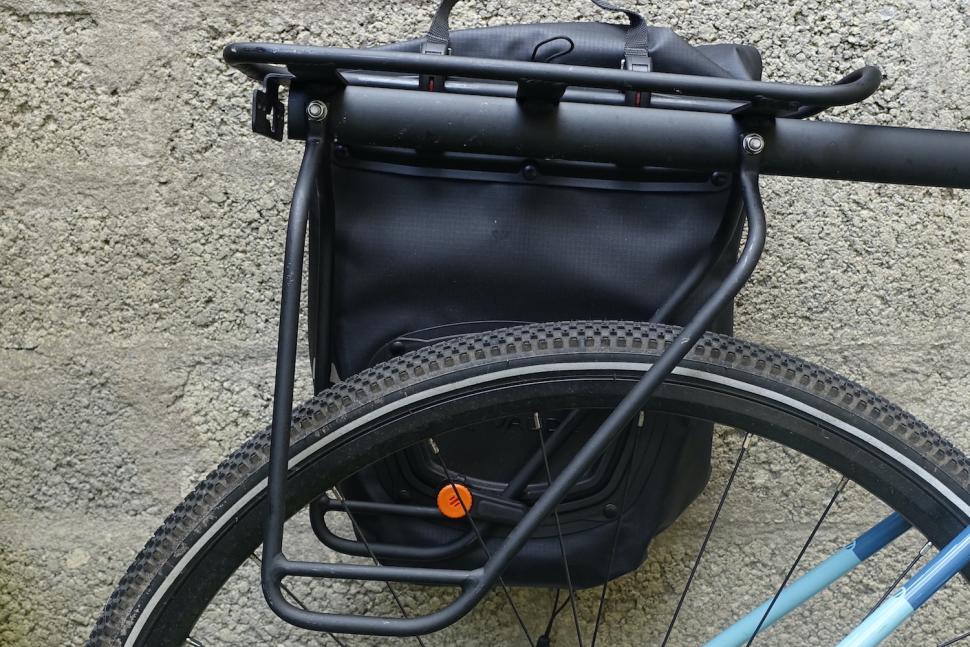2023 Elops Seat Post Pannier Rack 500 pannier clip 3.JPG