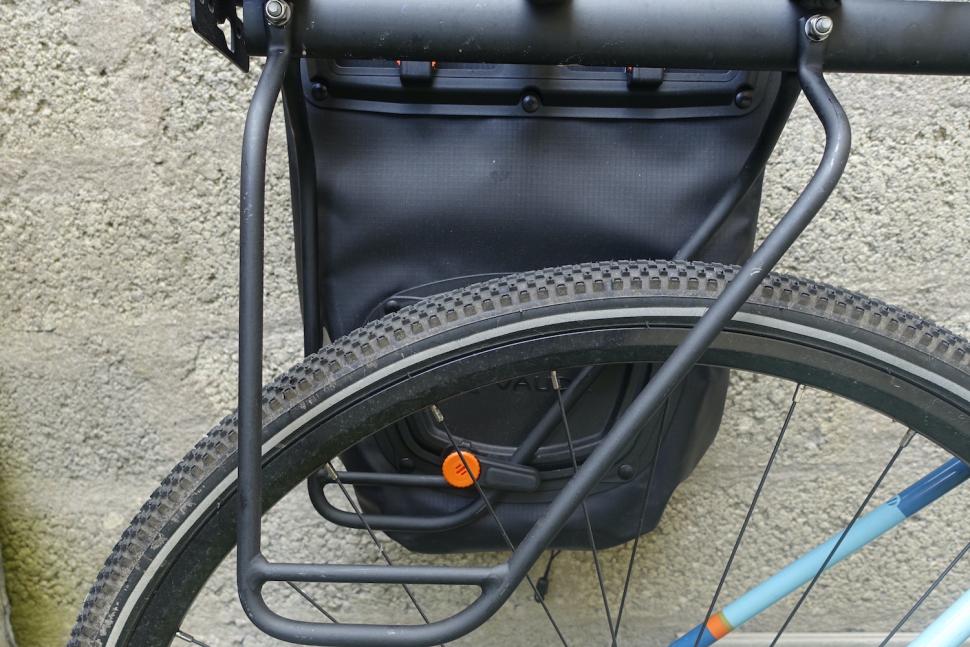2023 Elops Seat Post Pannier Rack 500 pannier clip 4.JPG