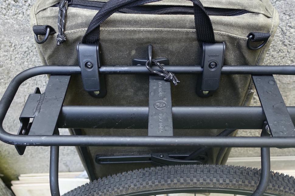 2023 Elops Seat Post Pannier Rack 500 pannier clip 5.JPG