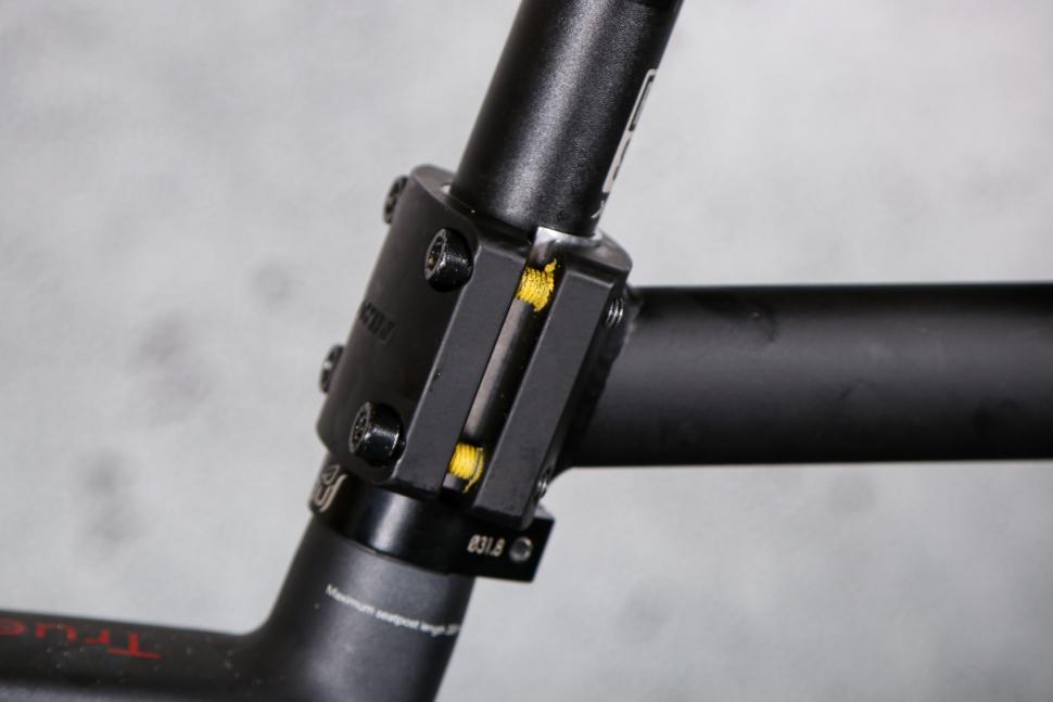2023 ELOPS Seat Post Pannier Rack 500 - seat post clamp.jpg