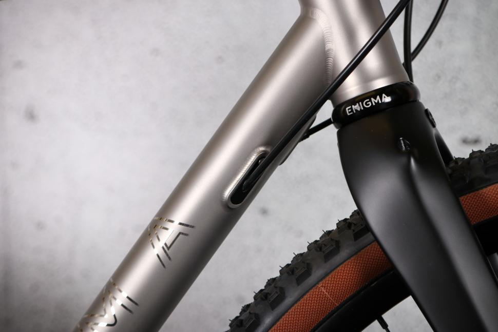 2023 Enigma Edge - cable routing.jpg