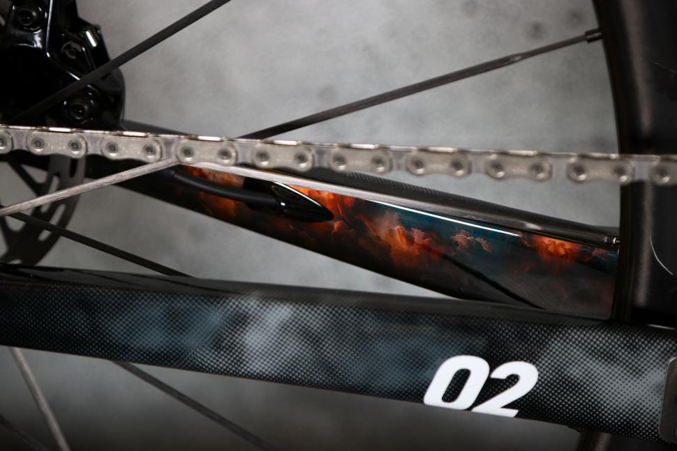 2023 Factor O2 VAM - chain stay inside.jpg
