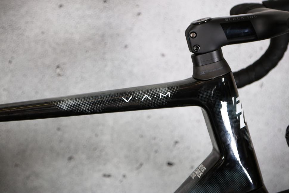 2023 Factor O2 VAM - top tube detail.jpg
