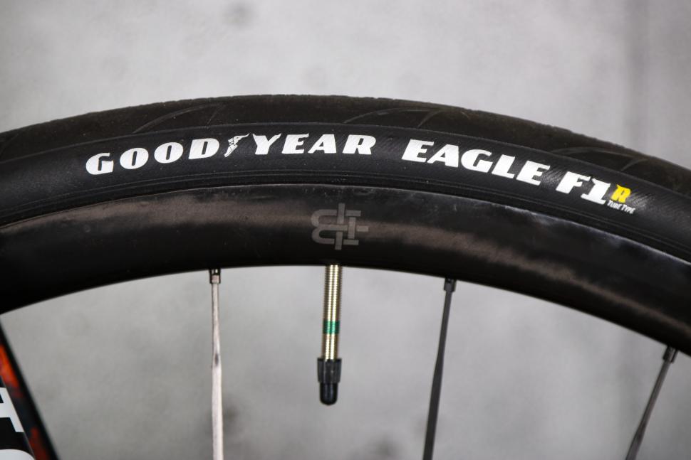 2023 Factor O2 VAM - tyre and rim.jpg