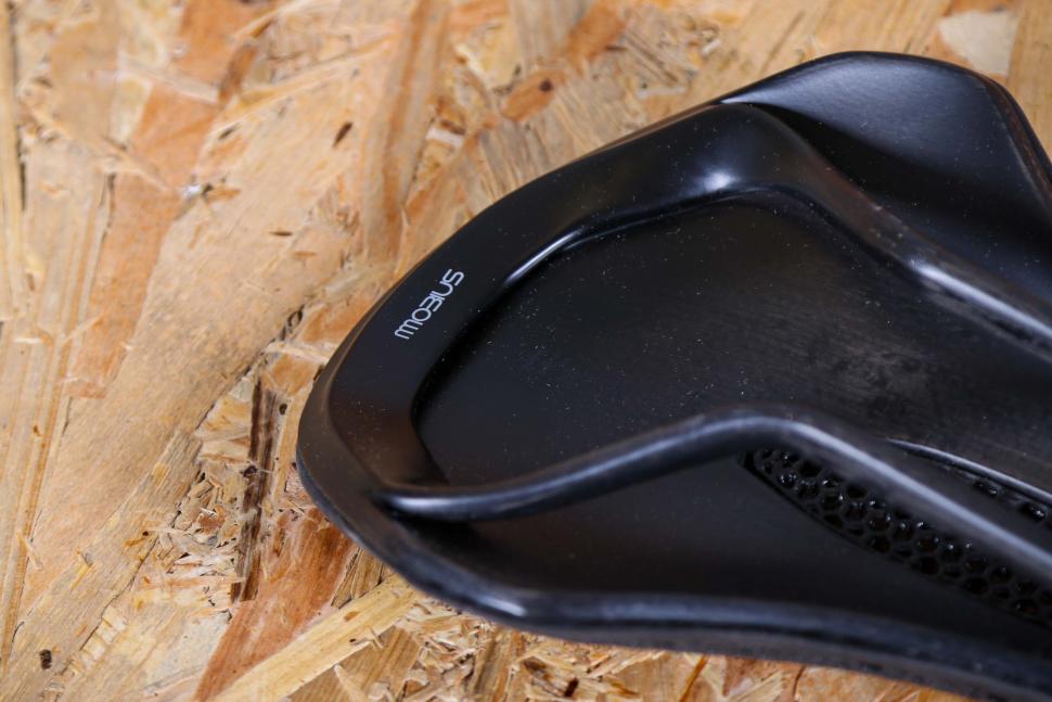 2023 Fizik Vento Argo 00 Adaptive - underside rear.jpg