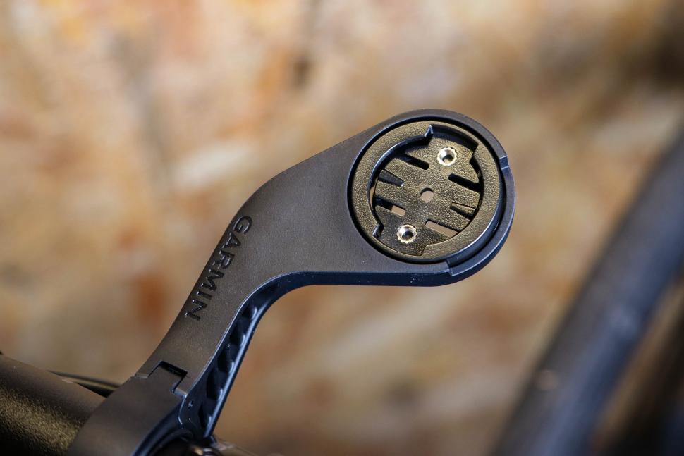 2023 Garmin Edge 840 Solar - mount.jpg