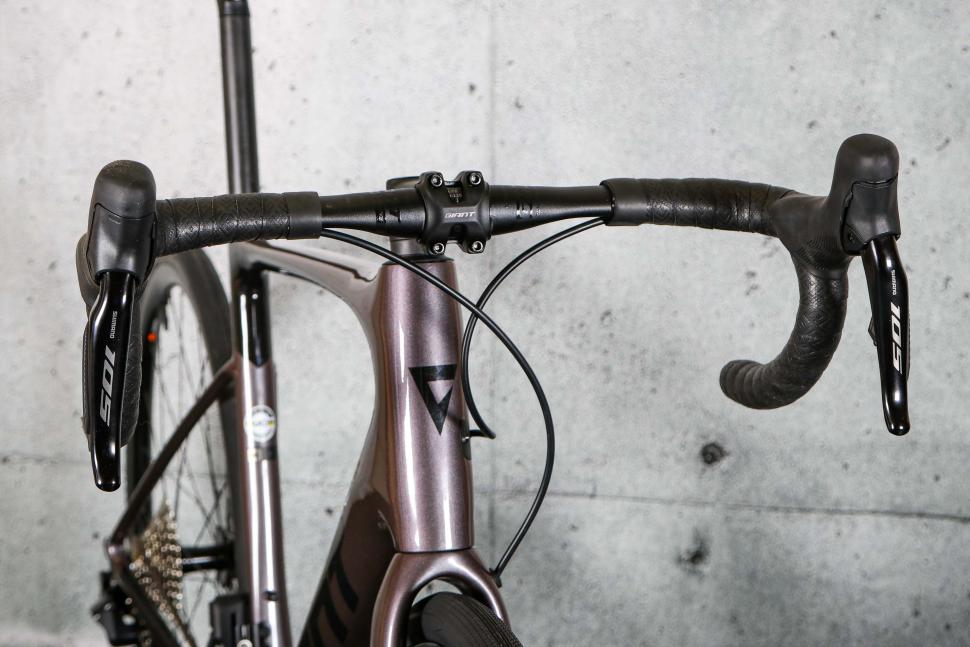 2023 Giant Defy Advanced 1 - bars 1.jpg