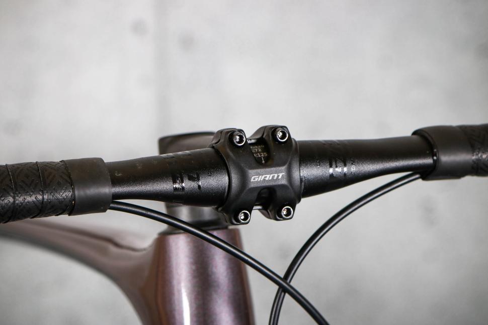 2023 Giant Defy Advanced 1 - bars 2.jpg