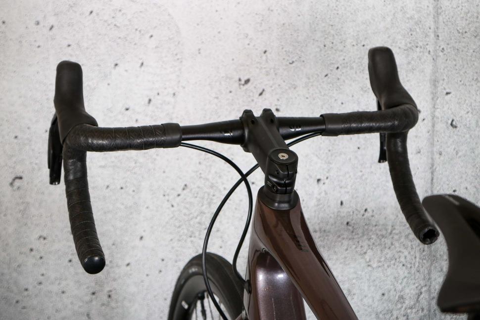 2023 Giant Defy Advanced 1 - bars 3.jpg
