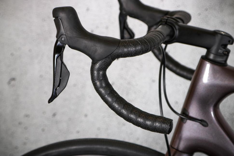 2023 Giant Defy Advanced 1 - drop bar.jpg