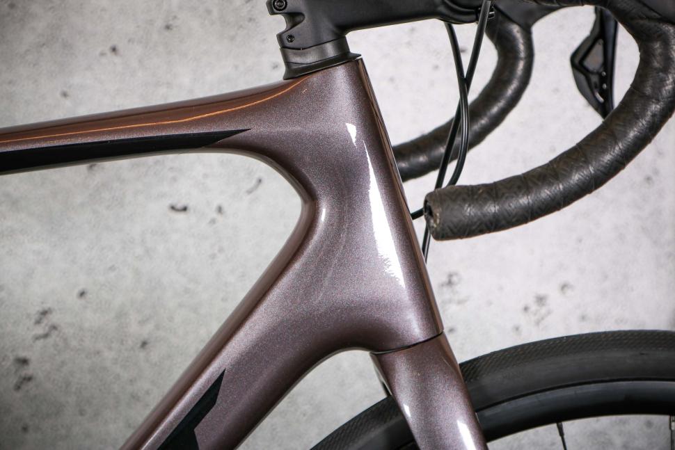 2023 Giant Defy Advanced 1 - head tube.jpg