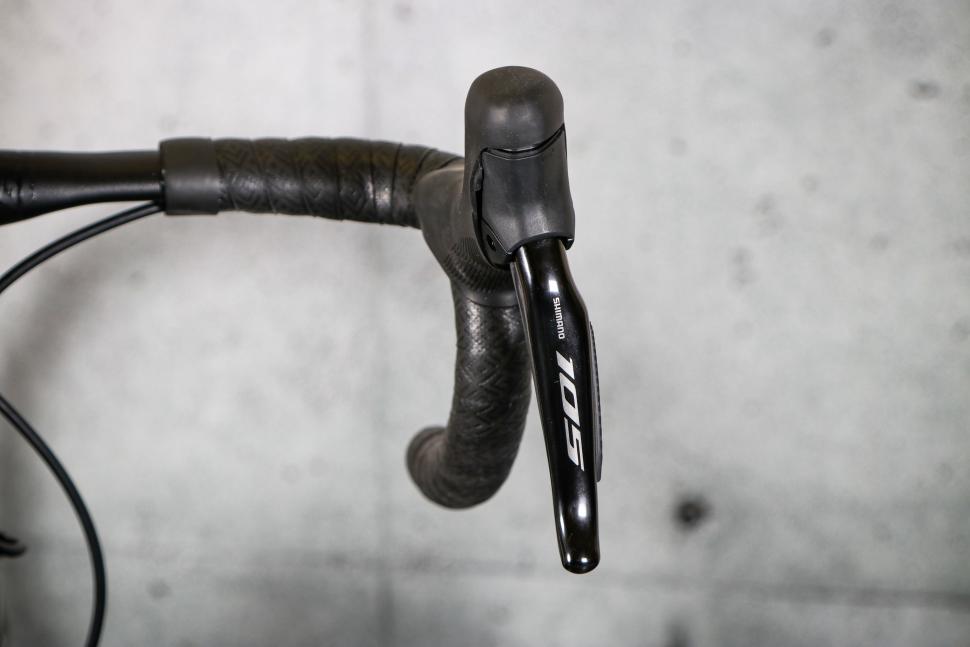 2023 Giant Defy Advanced 1 - lever.jpg