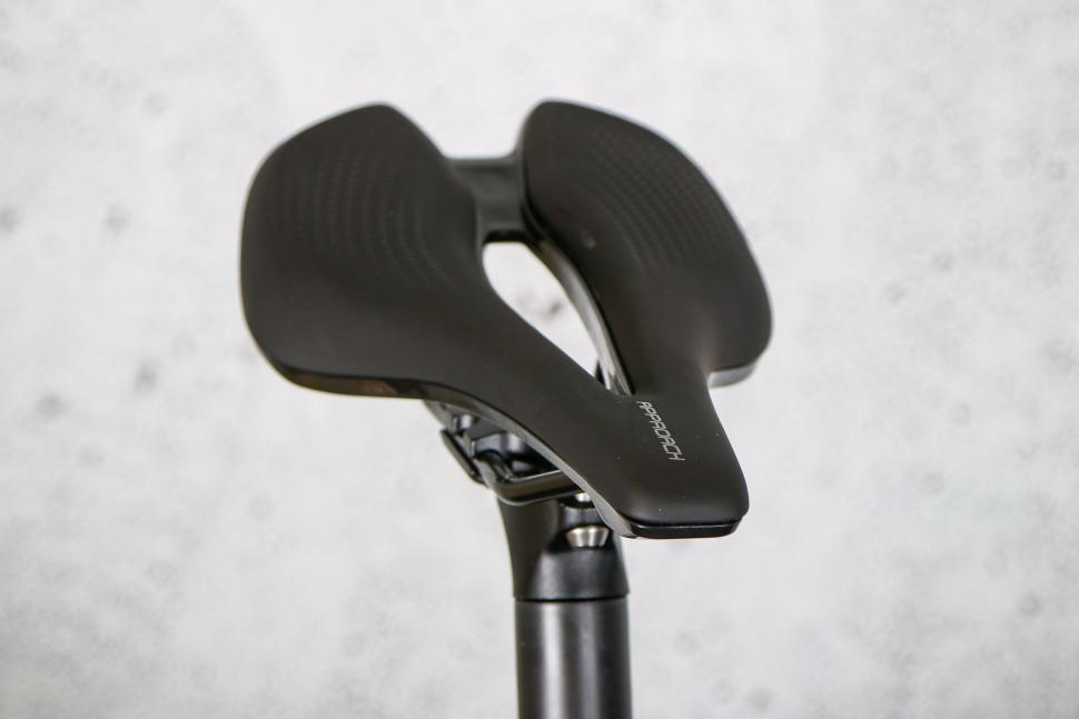 2023 Giant Defy Advanced 1 - saddle 2.jpg