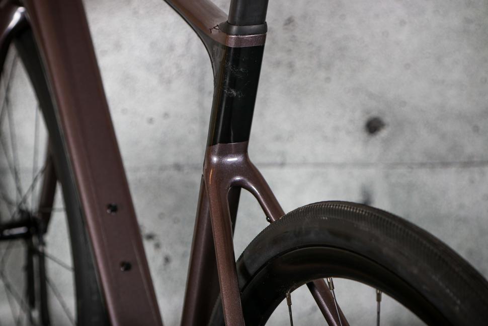 2023 Giant Defy Advanced 1 - seat stays.jpg