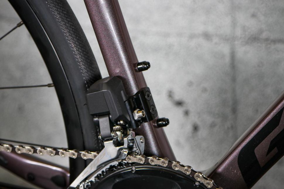 2023 Giant Defy Advanced 1 - seat tube bosses.jpg