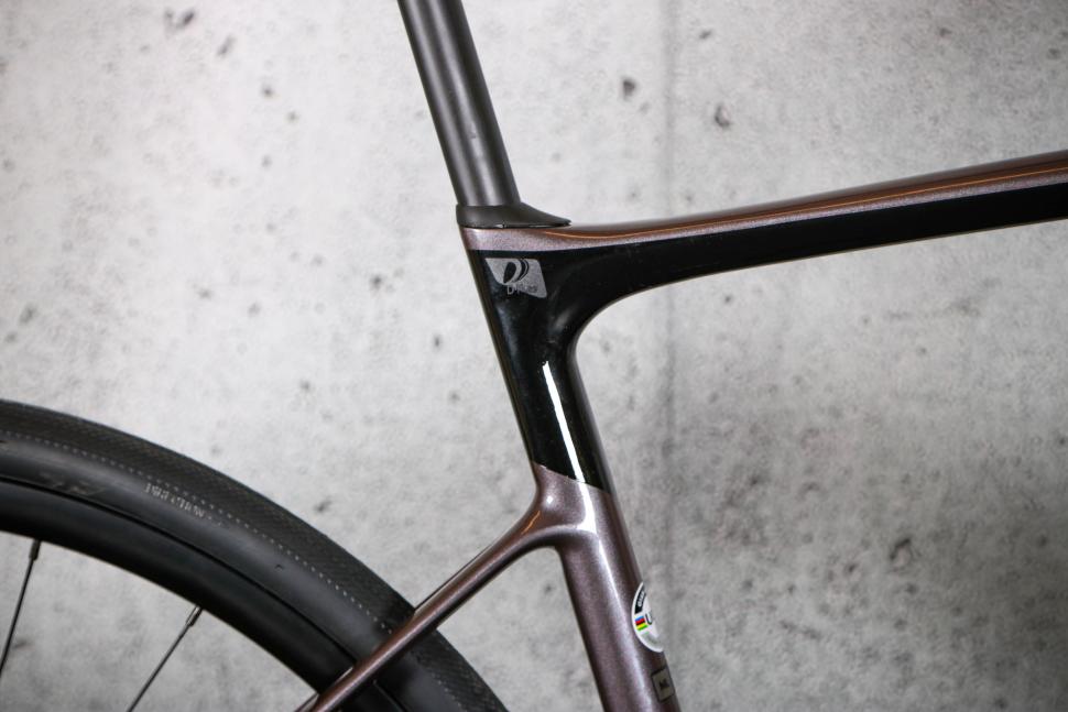 2023 Giant Defy Advanced 1 - seat tube junction.jpg
