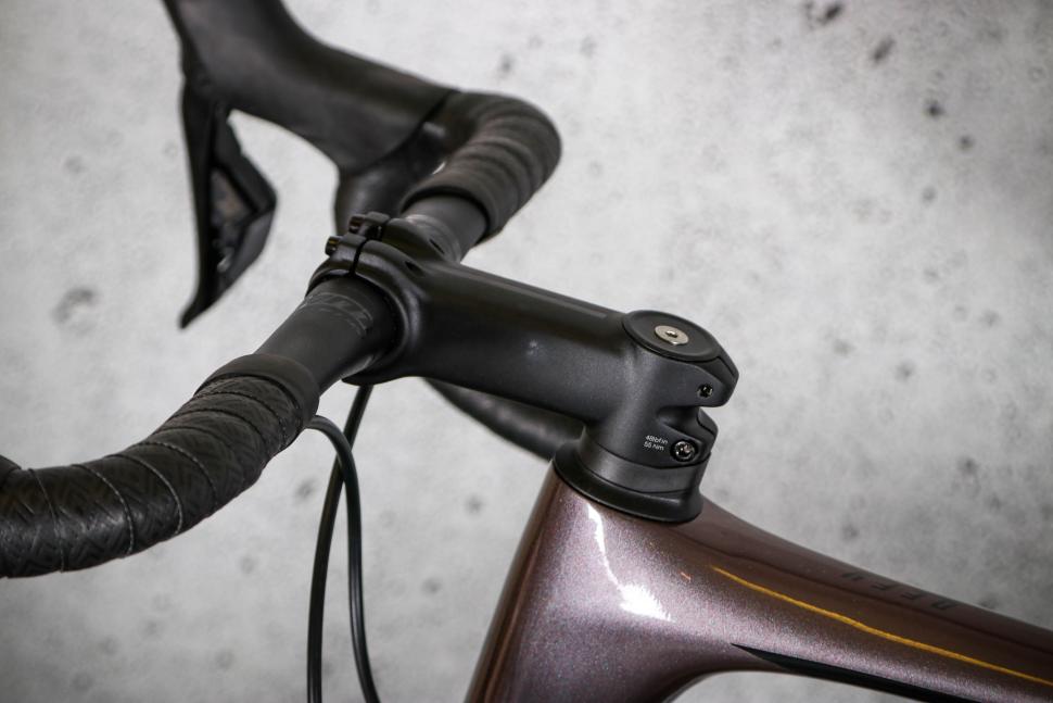2023 Giant Defy Advanced 1 - stem.jpg