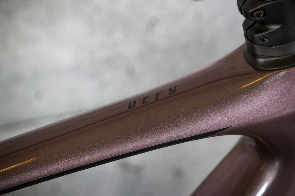 2023 Giant Defy Advanced 1 - top tube.jpg