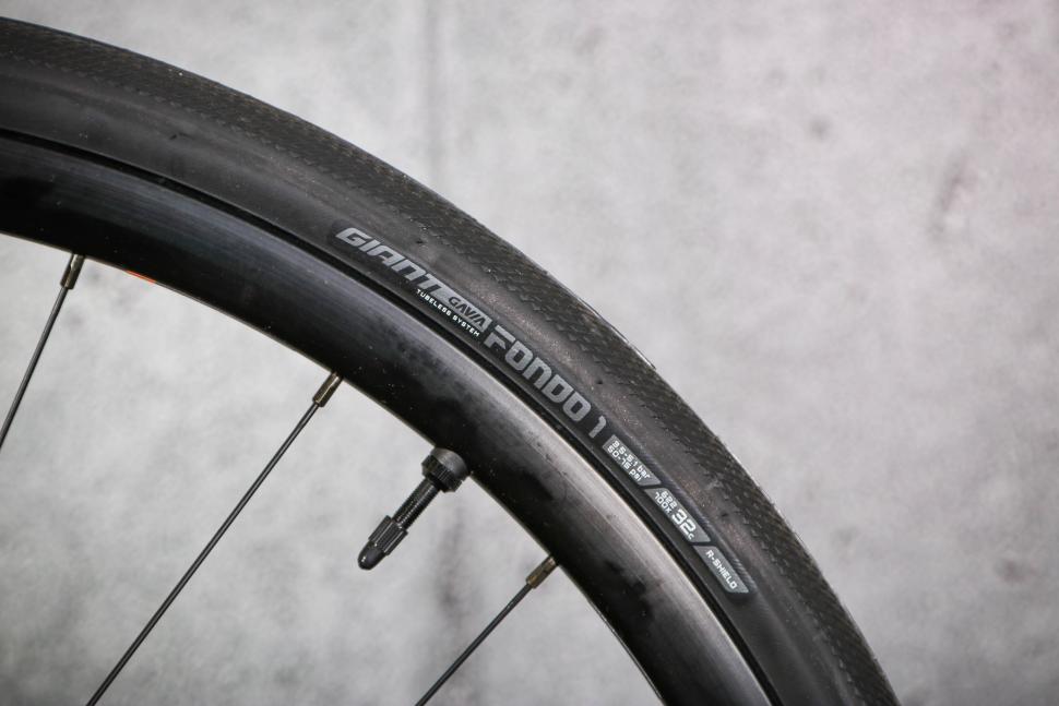 2023 Giant Defy Advanced 1 - tyre.jpg