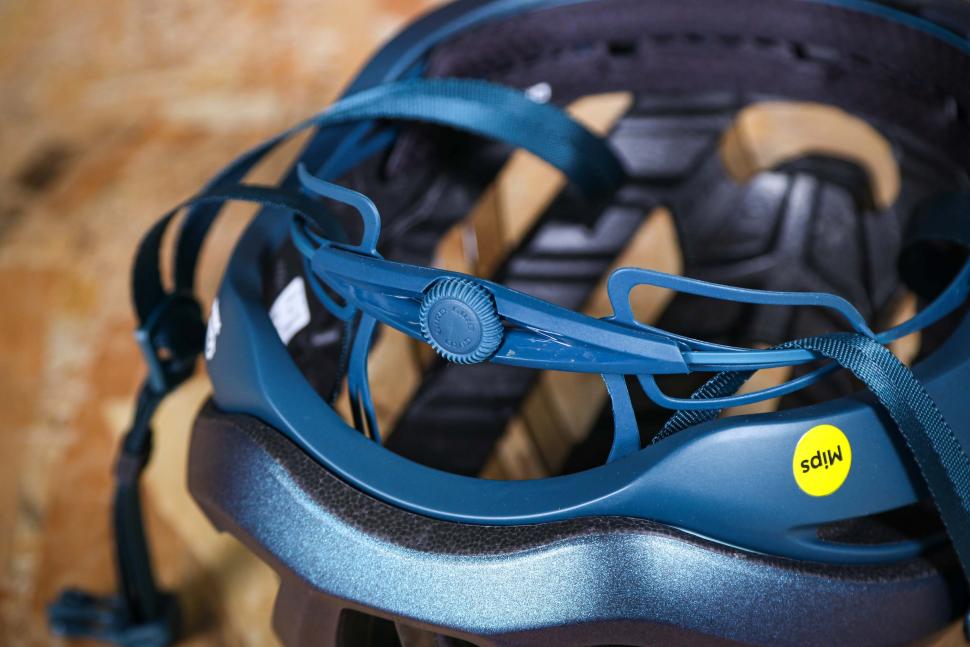 2023 Giro Aries Spherical Helmet - tension system.jpg