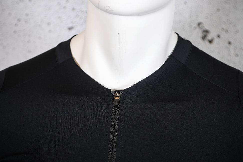 2023 Gore Distance Jersey Mens - collar.jpg