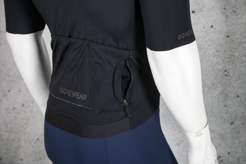 2023 Gore Distance Jersey Mens - zipped pocket.jpg