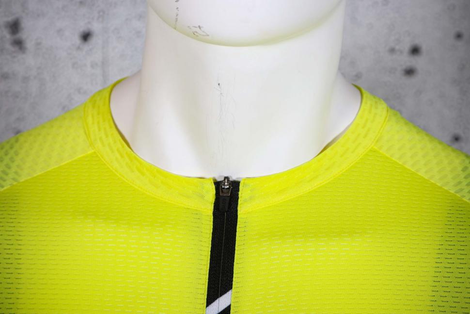 2023 Gore Torrent Breathe jersey - collar.jpg