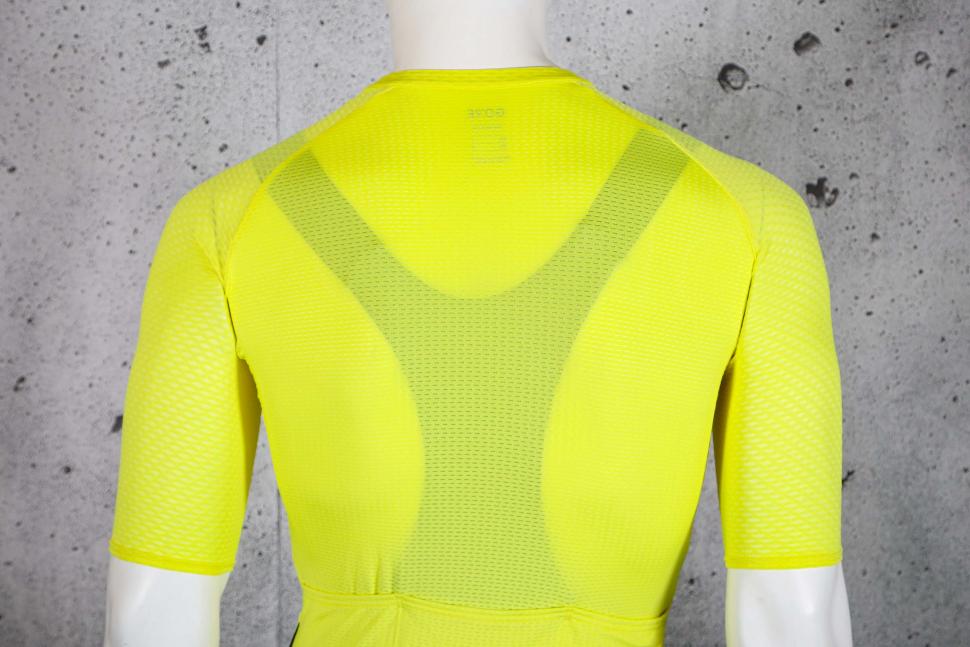 2023 Gore Torrent Breathe jersey - shoulders.jpg