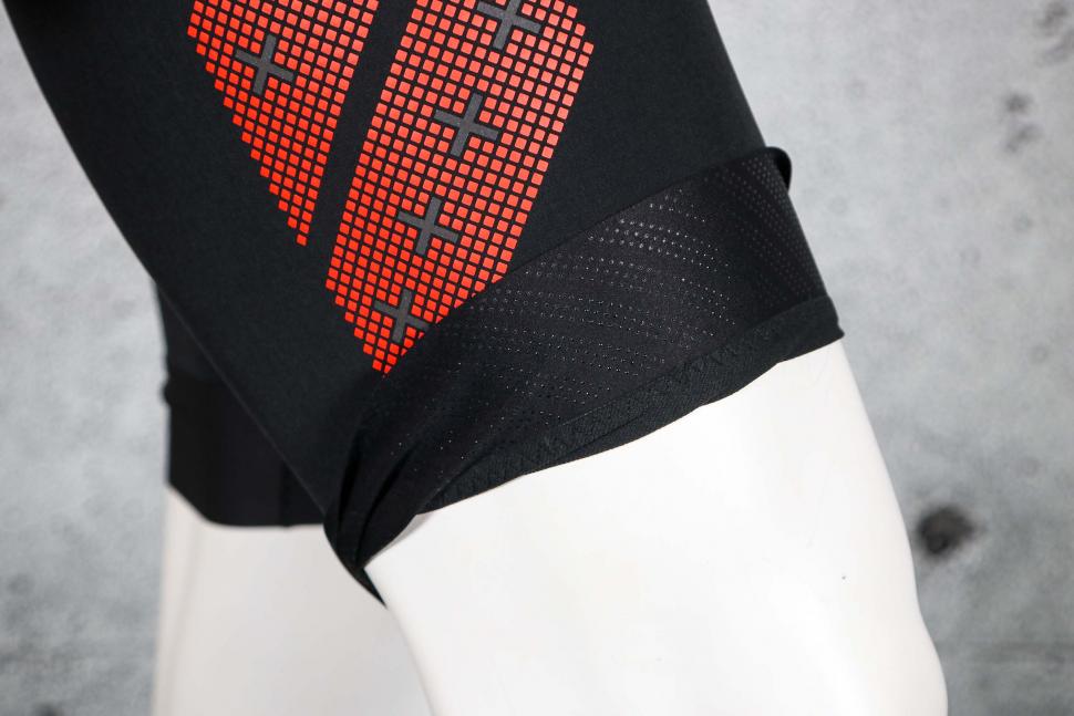 2023 Gore Transition Bib shorts Mens - cuff gripper.jpg
