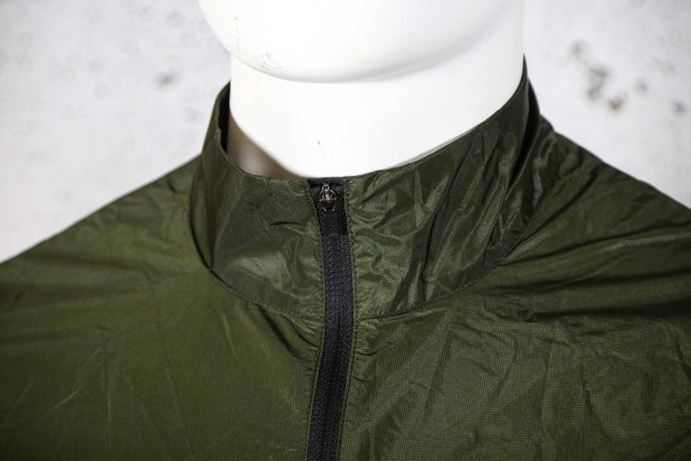 2023 GOREWEAR Ambient Vest Mens - collar.jpg