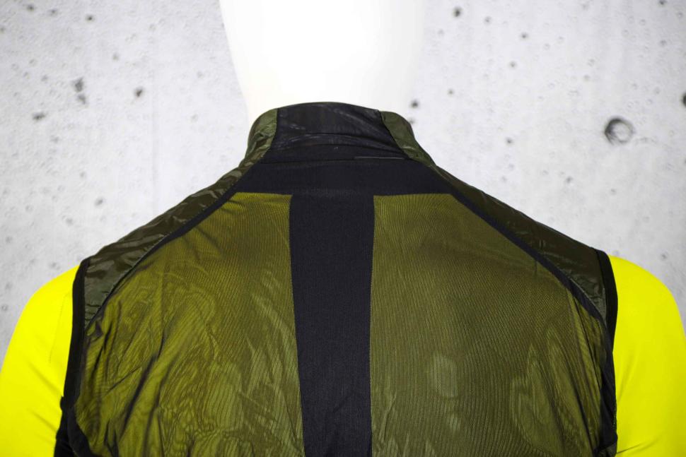2023 GOREWEAR Ambient Vest Mens - shoulders.jpg