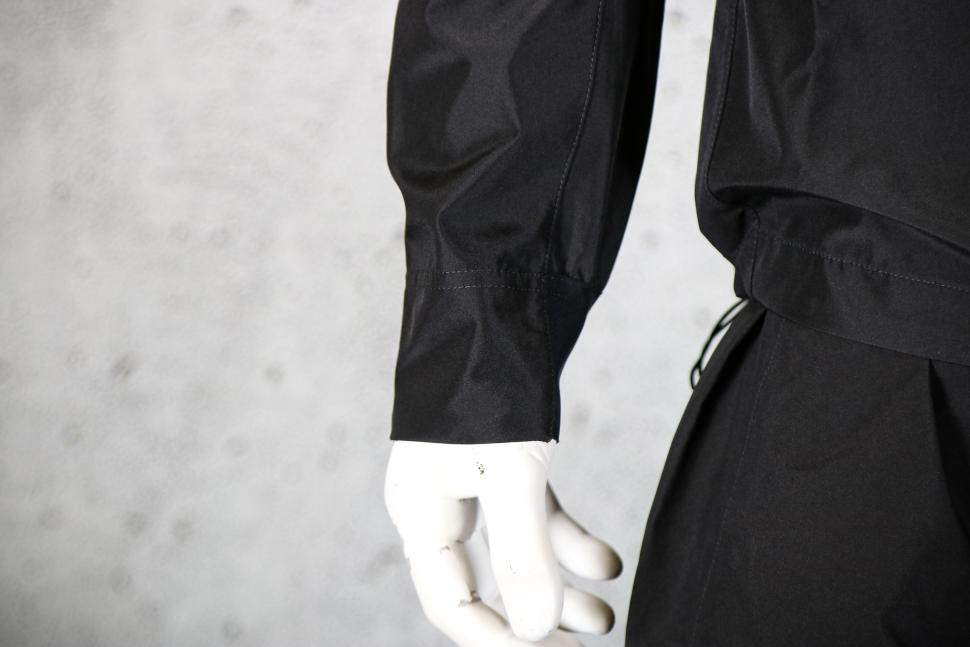 2023 GOREWEAR Everyday Jacket Mens - cuff.jpg