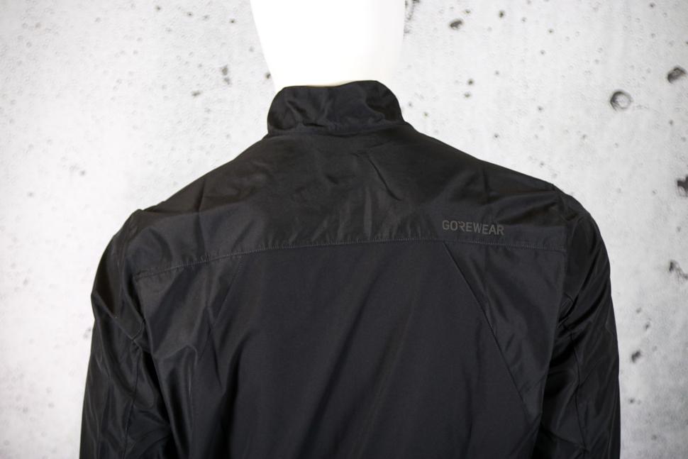 2023 GOREWEAR Everyday Jacket Mens - shoulders.jpg