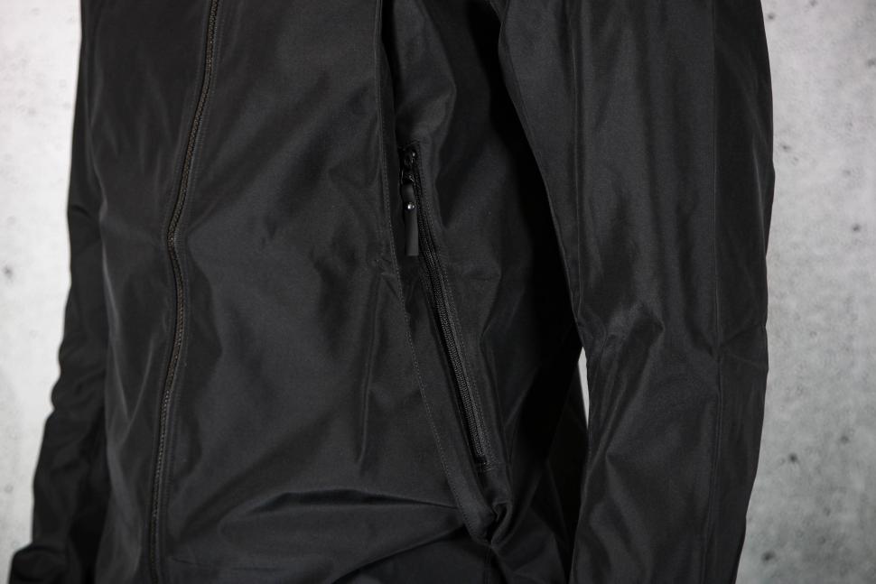 2023 GOREWEAR Everyday Jacket Mens - side pocket zipped.jpg