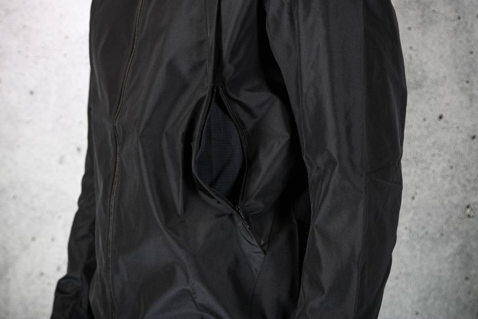2023 GOREWEAR Everyday Jacket Mens - side pocket.jpg