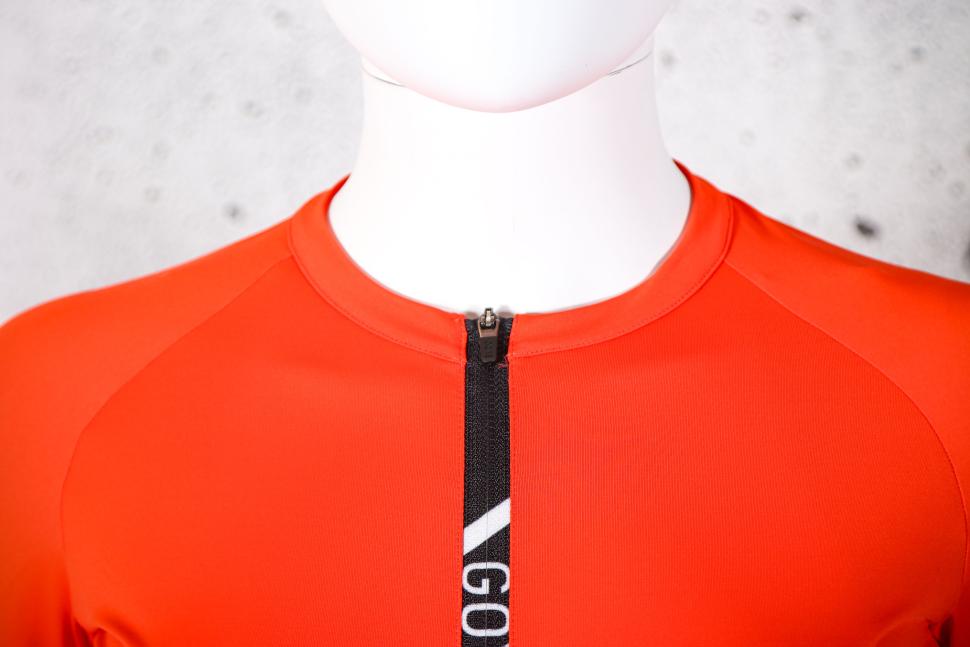 2023 GOREWEAR Torrent Long Sleeve Jersey Womens - collar.jpg