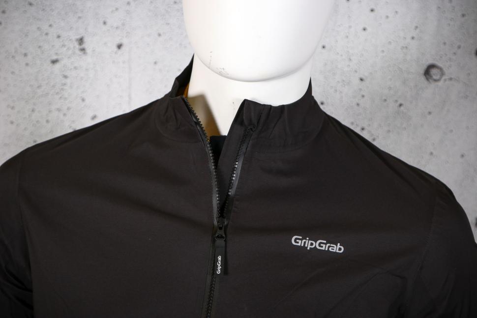 2023 GripGrab Lightweight Waterproof Jacket - collar.jpg