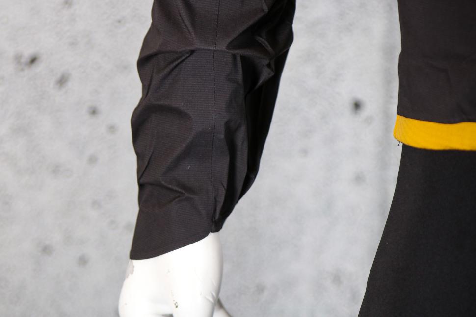 2023 GripGrab Lightweight Waterproof Jacket - cuff.jpg