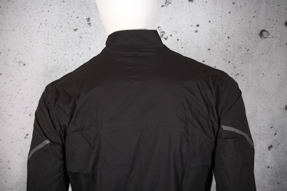 2023 GripGrab Lightweight Waterproof Jacket - shoulders.jpg